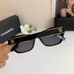 香奈儿（Chanel）Classic CC 系列黑色框金色双 C 链条装饰方形太阳镜 - Image 3