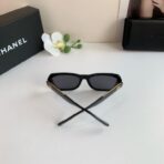 香奈儿（Chanel）Classic CC 系列黑色框金色双 C 链条装饰方形太阳镜 - Image 4