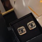 香奈儿（Chanel）经典系列双 C 标志方形珍珠镶钻耳钉 - Imagem 3