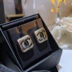 香奈儿（Chanel）经典系列双 C 标志方形珍珠镶钻耳钉 - Imagem 4